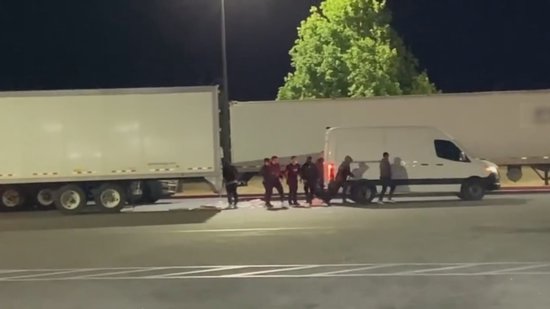 去年在加利福尼亚州，一群犯罪嫌疑人从卡车上盗窃货物并装载到他们的车辆上。